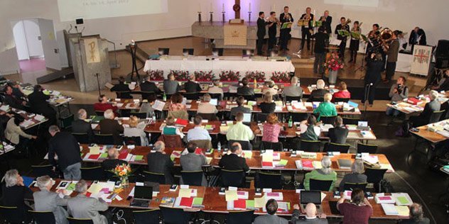 Das Bild zeigt das Plenum der Frühjahrstagung 2013 in Nürnberg bei der obligatorischen Morgenandacht. Synodale bei der Morgenandacht