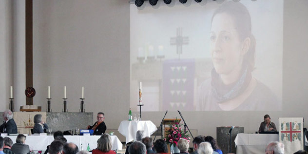 Das Bild zeigt eine Gottesdienstbesucherin im Videointerview während der Frühjahrstagung 2013 in Nürnberg. Das Bild zeigt eine Gottesdienstbesucherin im Videointerview.
