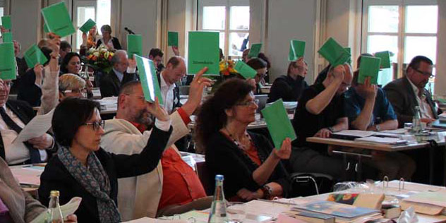 Das Bild zeigt die Synodalen bei einer Abstimmung im Rahmen der Frühjahrstagung 2014 in Bayreuth Abstimmung bei der Synode in Bayreuth