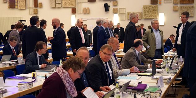 Synode vor Beginn: Synodale im Plenum Synode vor Beginn: Synodale im Plenum