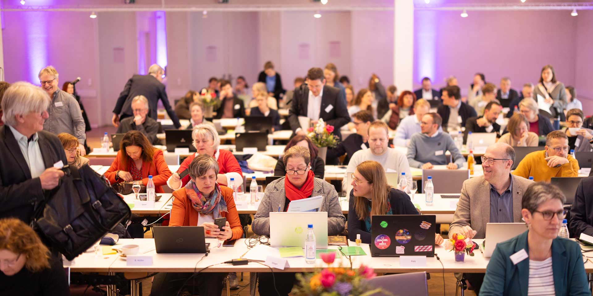 Neben den Plenarphasen tagen die Ausschüsse und diskutieren die Gesetzesvorlagen, die Eingaben und Anträge.