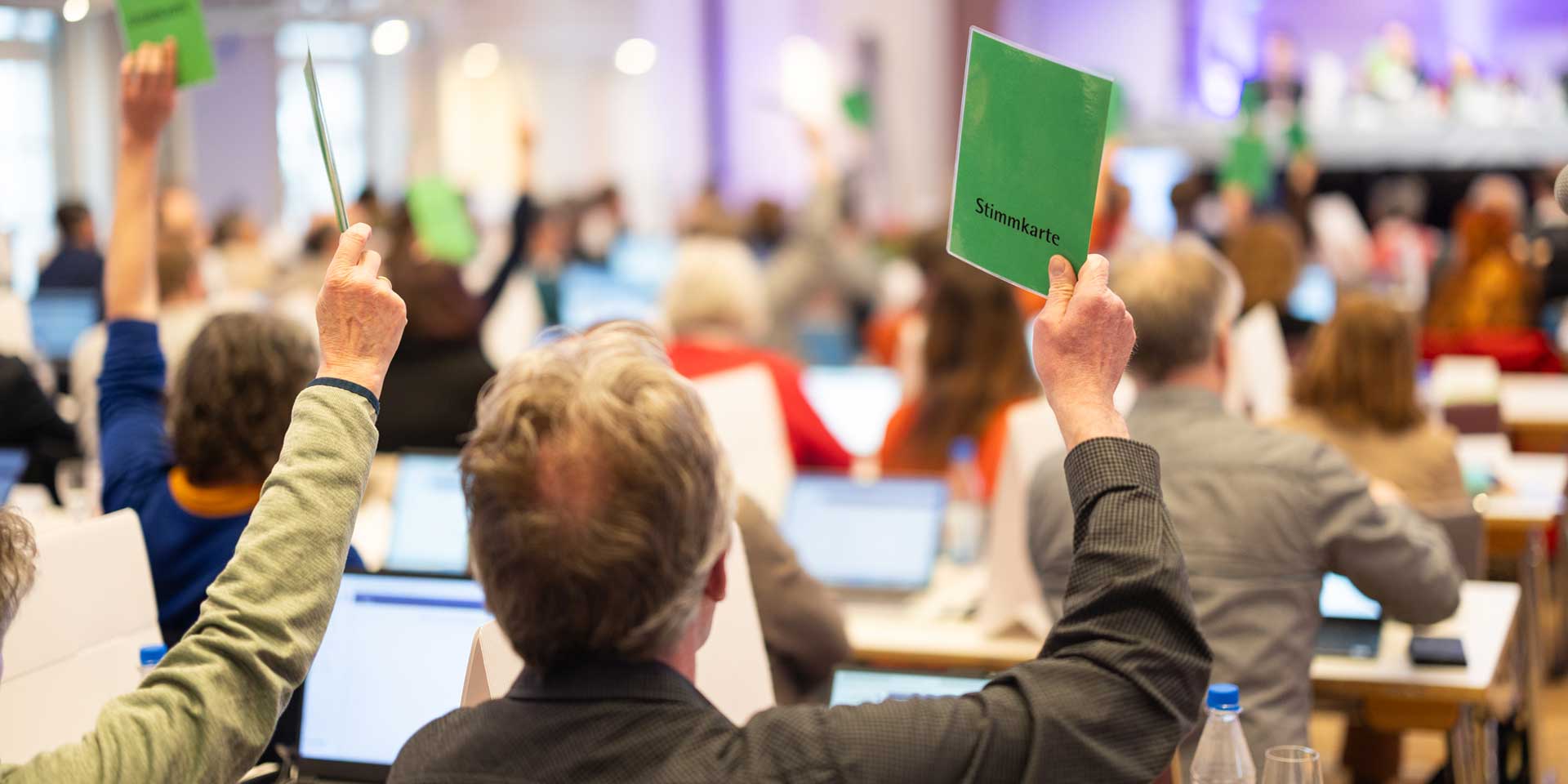  Über die meisten Vorlagen und Anträge stimmen die Landessynodalen Stimmkarten ab. Die Wahl des Präsidiums erfolgt jedoch geheim.