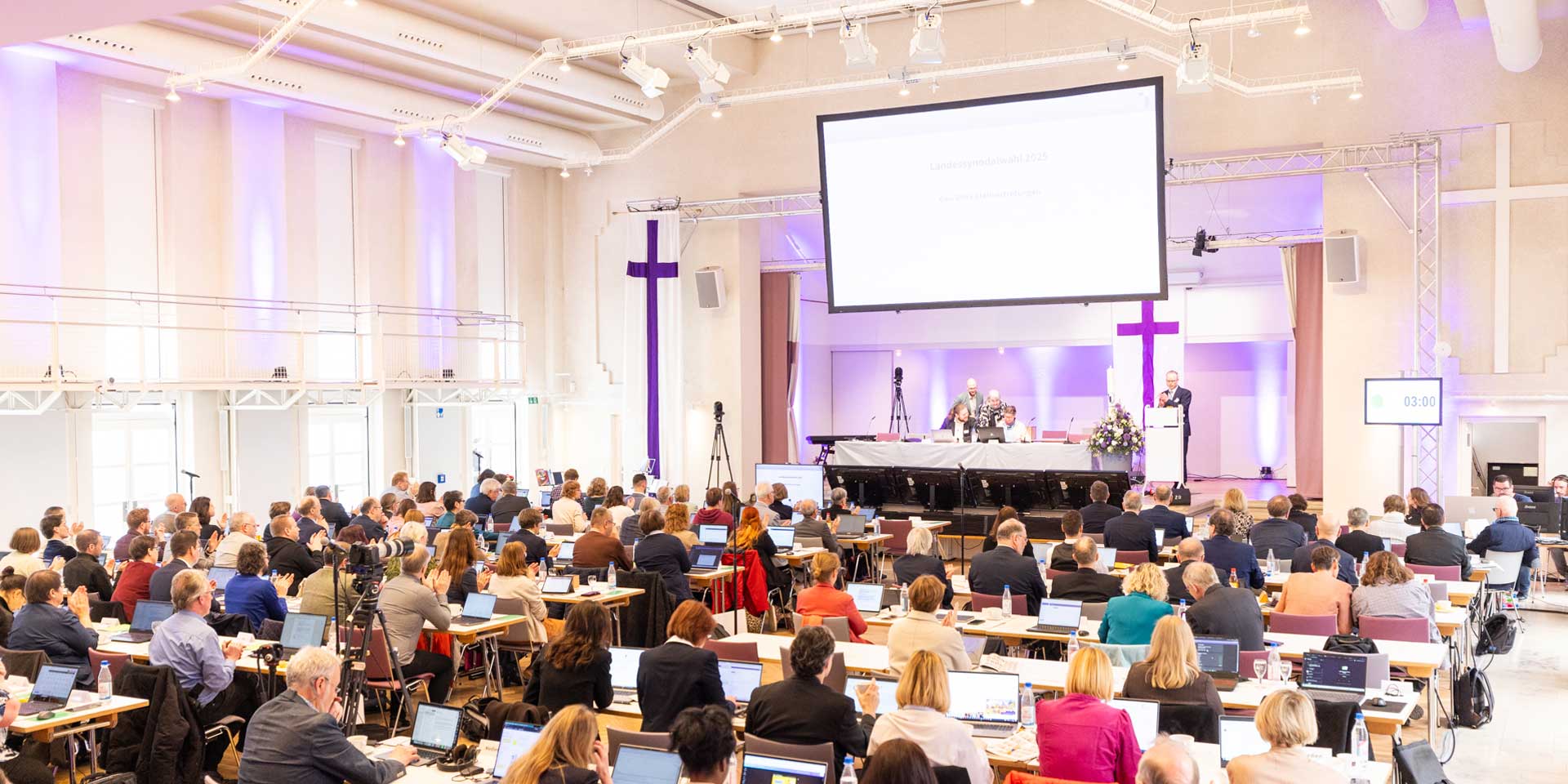  Bei den Synodaltagungen behandeln die Kirchenleitungsvertreter Gesetzesvorlagen, beschließen Anträge und Eingaben, hören Berichte und diskutieren wichtige Fragen des kirchlichen Lebens.