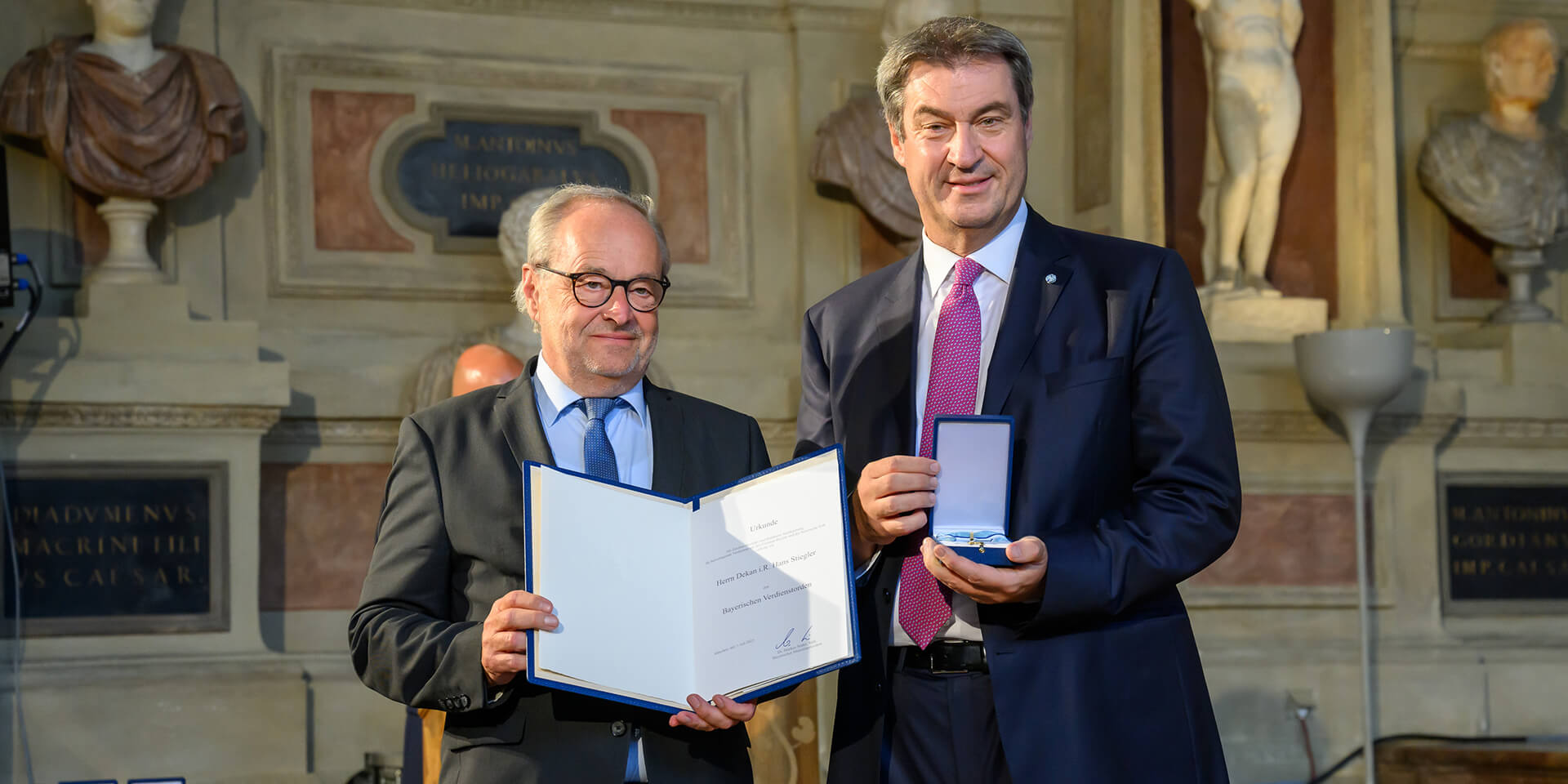 Ministerpräsident Markus Söder überreicht Hans Stiegler den Bayerischen Verdienstorden. 